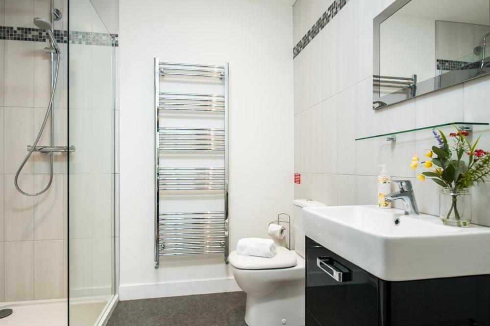 Solar Sanctuary- Skyline Balcony, City Centre, Three Floors, King Beds, Netflix And More! Bath Exterior photo